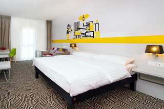 Отель ibis Styles Arad Арад Семейный номер с двуспальной кроватью и диваном-кроватью-2